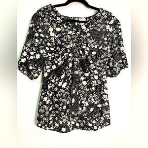Cato Floral Black & White Women's Short Sleeved, V-Necked Top, Sz M.